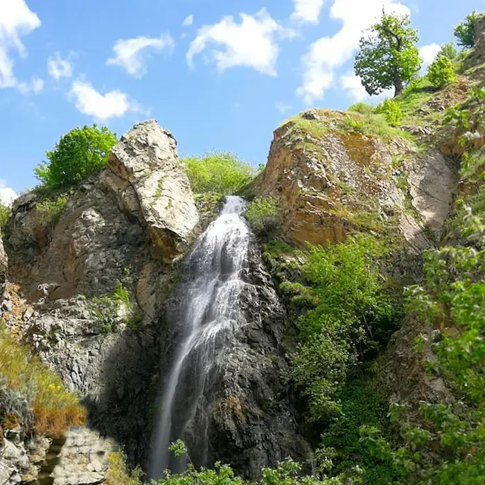 سقوط جریان آب از تخته سنگ های آبشار اکاپل