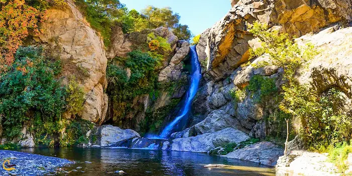 راه یافتن جریان باریک آب از تخته سنگ های بلند آبشار سواسره