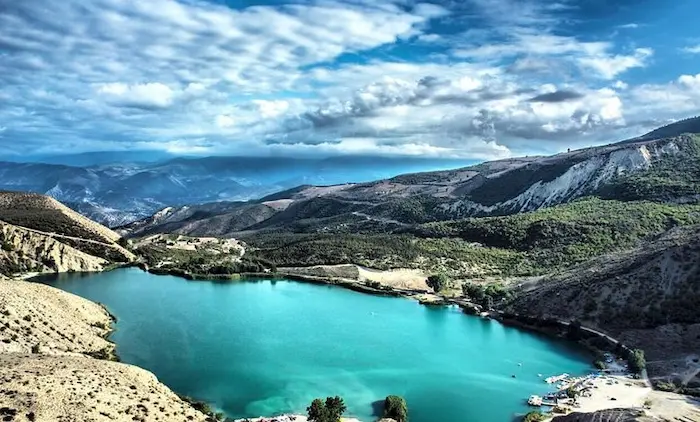 هارمونی دیدنی دریاچه آبی رنگ ولشت و آسمان ابری