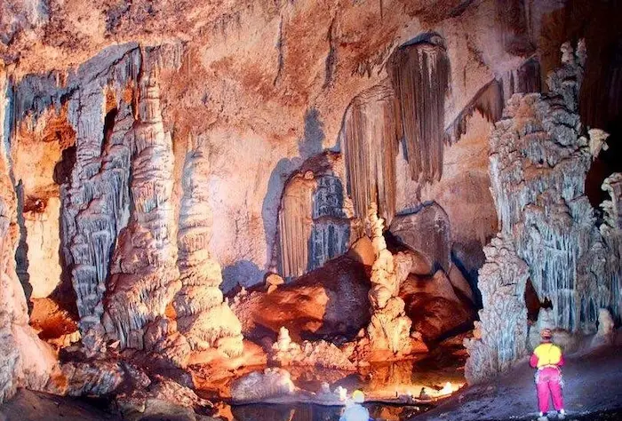 قندیل های آویزان در گوشه کنار غار مخوف دانیال 