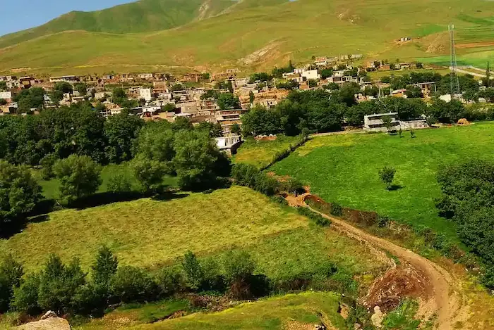 همجواری زمینهای کشاورزی در کنار تپه های روستای لرگان
