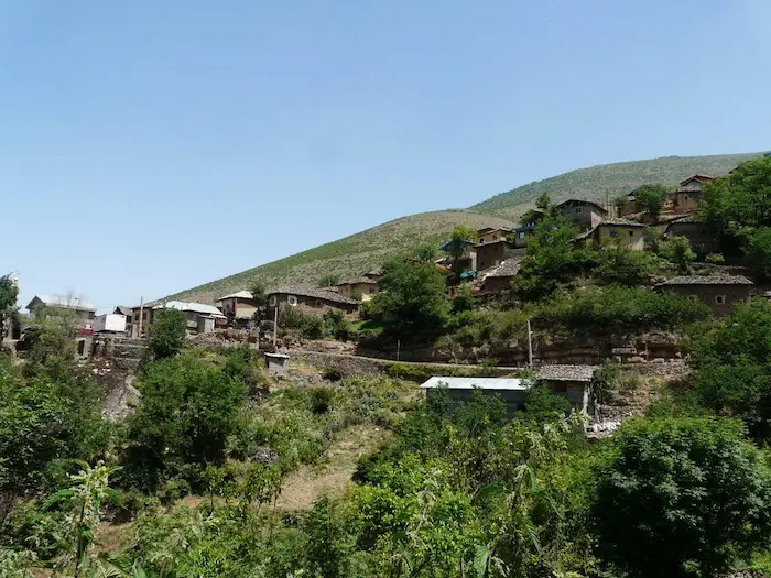 خانه های روستایی در طبیعت بکر روستا نیچکوه