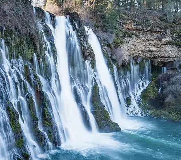 جریان آب های آبشار به حوضچه ها 87542136655