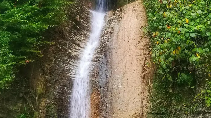 آبشار خروشان و سرسبز اکاپل