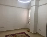 سرامیک کرمی و پنجره رو به تراس اتاق خواب آپارتمان در سوادکوه