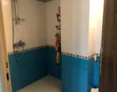 کاشی های آبی و سفید حمام آپارتمان در سواد کوه