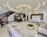 مبلمان سفید در سالن طبقه پایین ویلا دوبلکس در نوشهر 45345634563