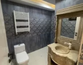 روشویی با نمای سلطنتی و توالت فرنگی سرویس بهداشتی آپارتمان در چالوس