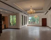 سالن پذیرایی نورگیر با پنجره های بزرگ ویلا دوبلکس در چالوس 41654815