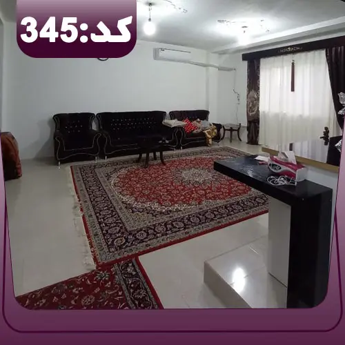 مبلمان قهوه ای رنگ و پرده های سفید قهوه ای سالن نشیمن آپارتمان در نوشهر1