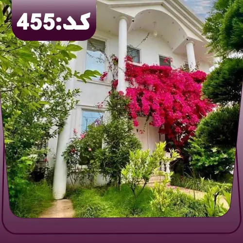 نمای رومی و گل های صورتی و باغچه سرسبز ویلا در نوشهر