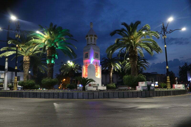میدان قائمشهر در کنار درختان سررسبز در نزدیکی شب 46945
