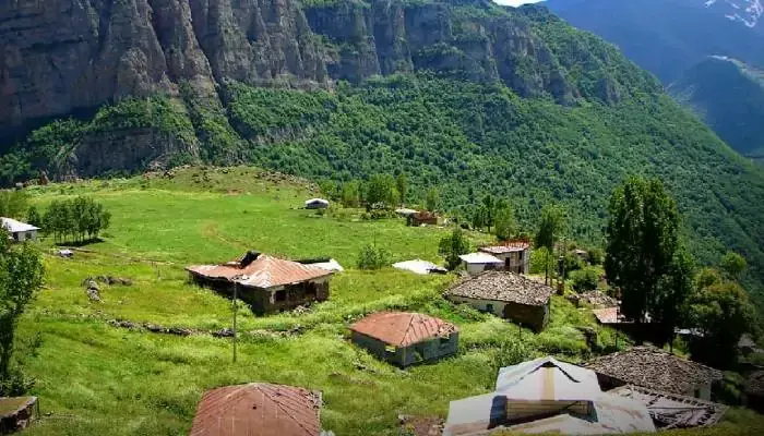 ارتفاعات ییلاقی و سرسبز در کنار خانه های روستایی سیاه بیشه 857486