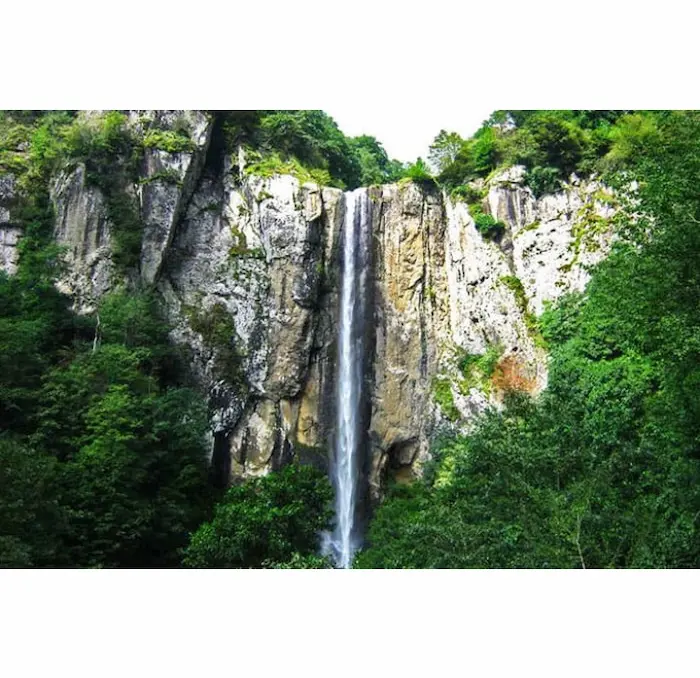 ریزش آبشار خروشان در دل جنگل های سرسبز و صخره های عظیم آبشار هریجان در نزدیکی روستای توریستی سیاه بیشه 8978747
