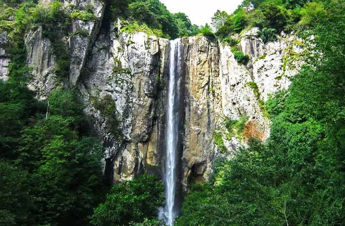 آبشار بلند قامت هرجان در د صخره های بزرگ و درخنان سرسبز 15156