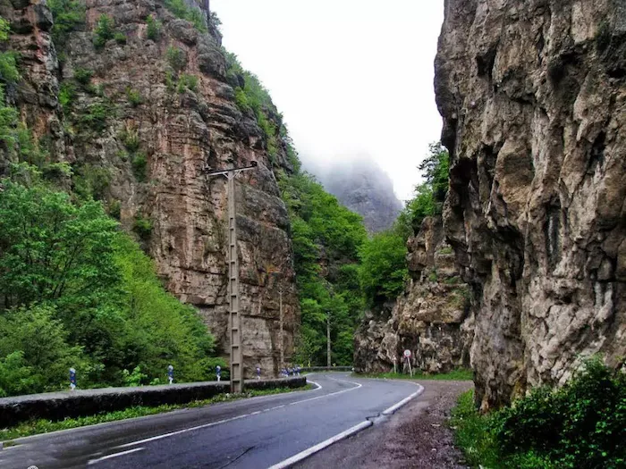 مسیر جاده ای دلفریب روستای چهارباغ در مرزن آباد 4865674684