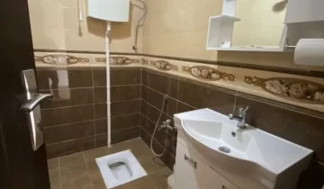 توالت ایرانی و روشویی سرویس بهداشتی آپارتمان در مزگاه