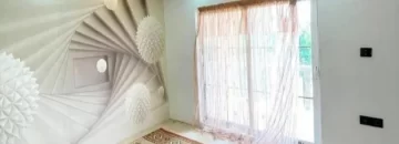 دیوار سه بعدی و فرش کرمی رنگ و پرده ی قهوه ای در اتاق خواب ویلا در هچیرود
