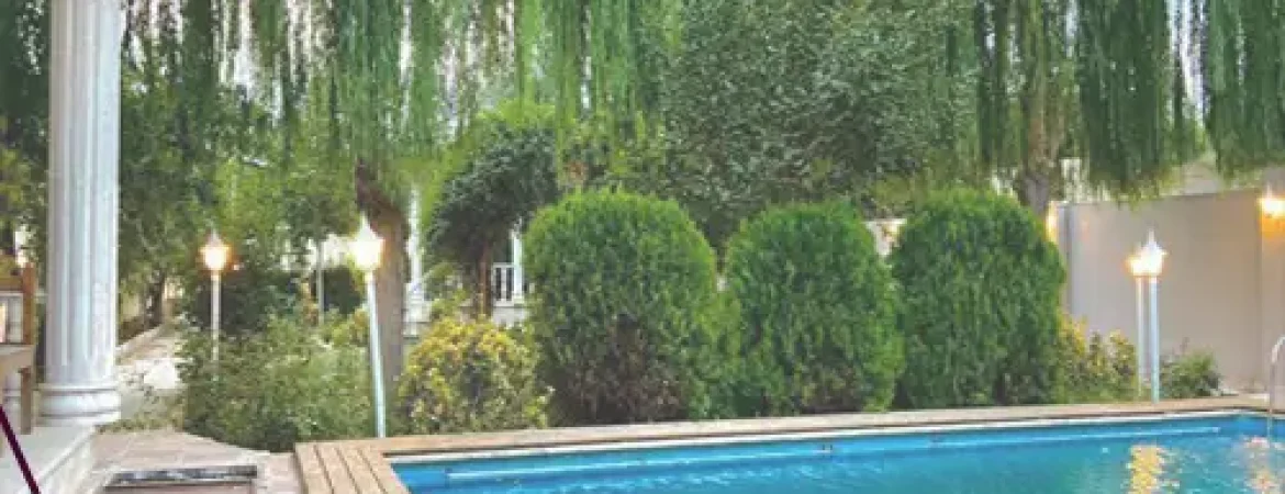 استخر روباز در باغ پر از درخت های سر سبز ویلا در قائم شهر 55624562