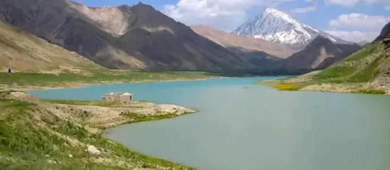 دریاچه سد دریوک آرام در میان کوه های برفی 543688888