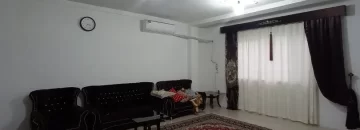 مبلمان قهوه ای رنگ و فرش قرمز سالن نشیمن آپارتمان در نوشهر