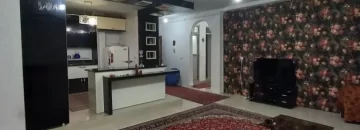 کاغذ دیواری و میز تلویزیون سالن نشیمن آپارتمان در نوشهر