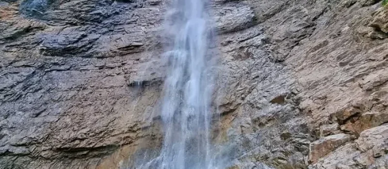 بازدید یک گردشگر از آبشار زانوس نوشهر 4875874555