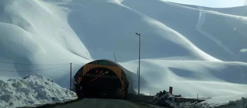 کوه های پوشیده از برف در اطراف تونل کندوان 9656464